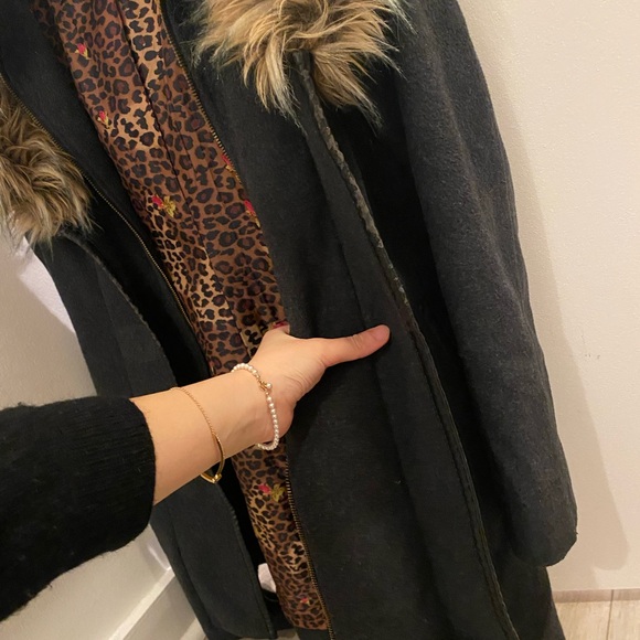 Chic Gray Coat with Faux Fur Trim - Picture 4 of 7